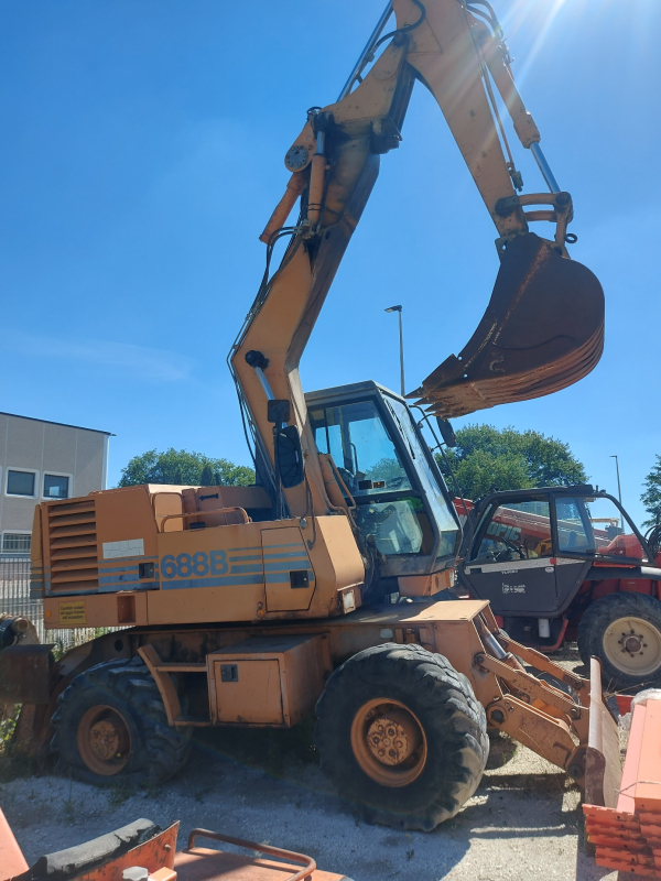 ESCAVATORE CASE 688 B